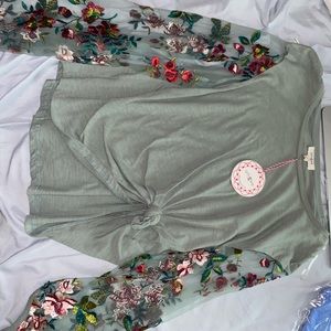 LACE SLEEVE BOUTIQUE TOP